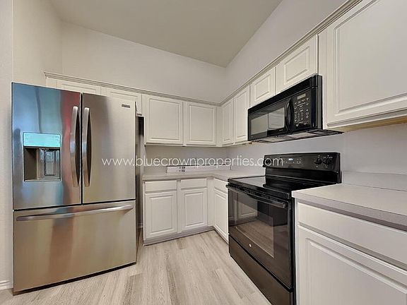 4th image of 615 Douglas Dr