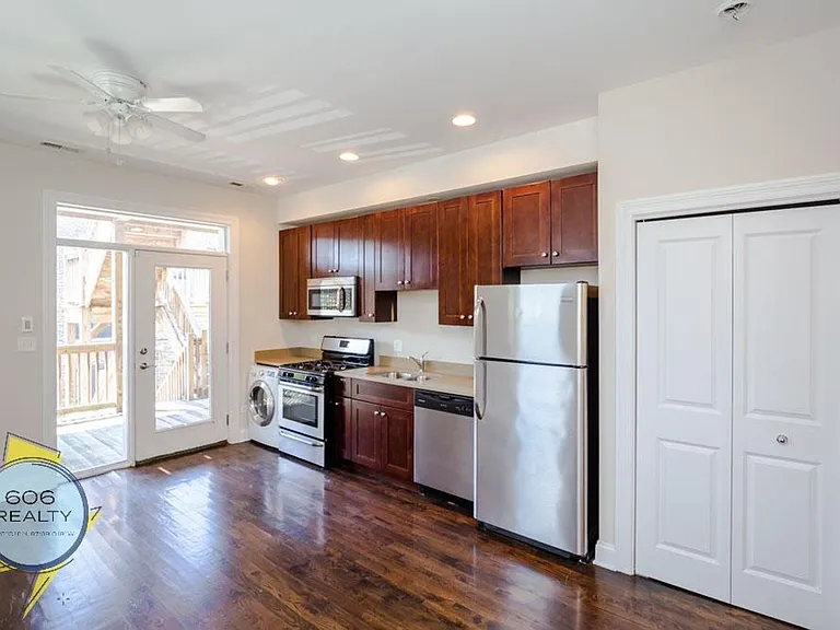 Lincoln Park Renovated Apartments! — Photo 3