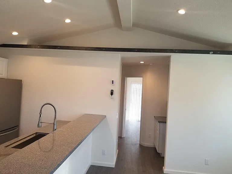 406 S Laurel St — Photo 4