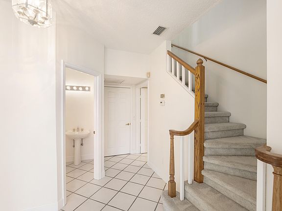 4th image of 448 SW Fairway Vista