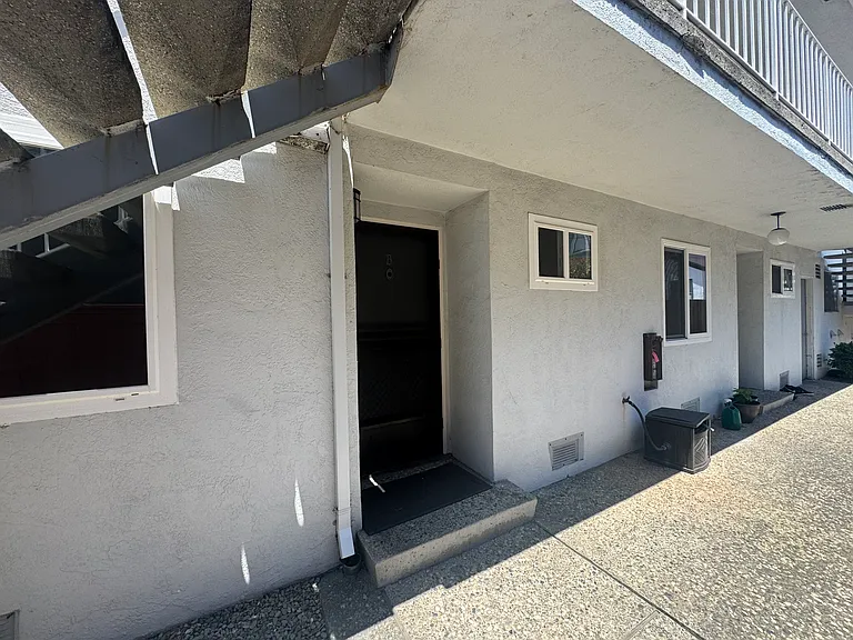 2132 Clinton Ave #B — Photo 8