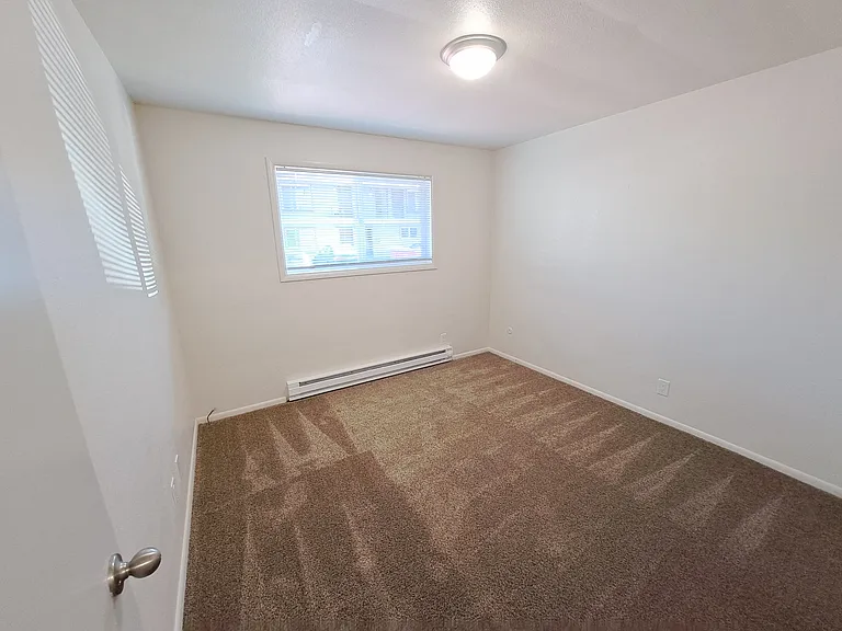 Island Park Apartments — Photo 8