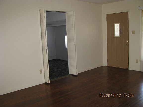 Living area, view 2