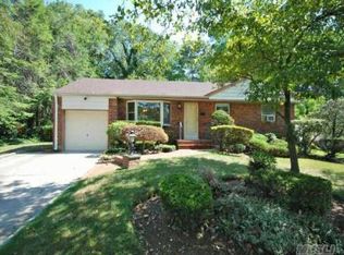 8 Cedar Dr E, Old Bethpage, NY 11804