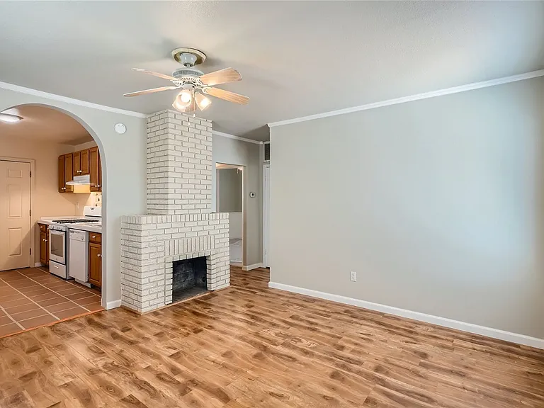 1933 Allen Ave — Photo 4