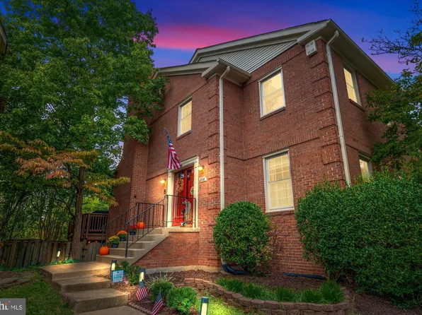 8218 La Faye Ct, Alexandria, VA 22306