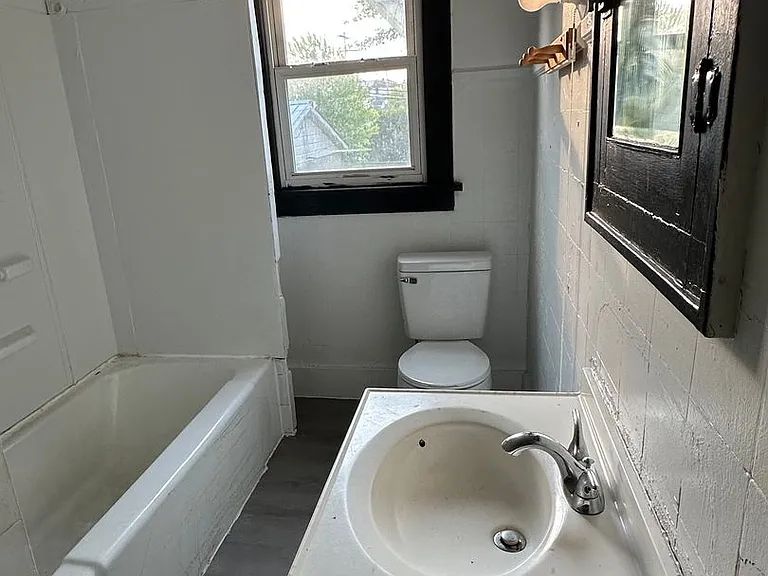 1413 Wellesley Ave — Photo 25