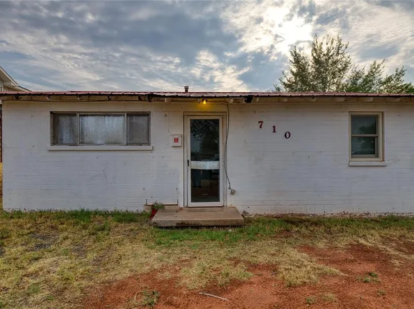 710 N 6th St, Sayre, OK 73662