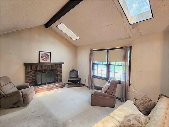 3rd image of 612 SW Holloway Ln