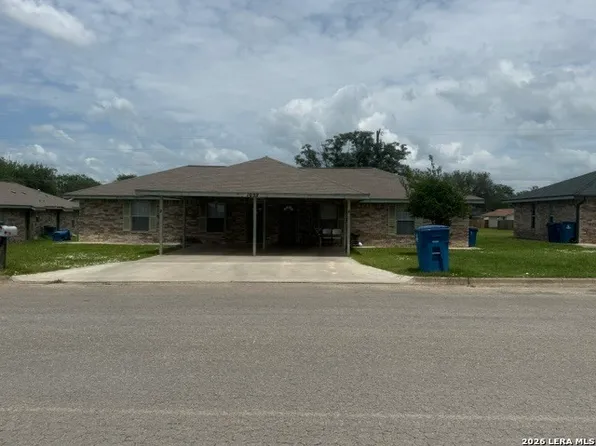 1052 LONG ST, Pleasanton, TX 78064