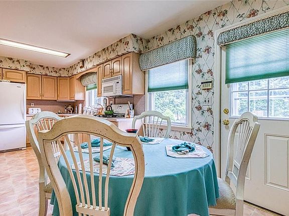 3rd image of 32 Meadowbrook Ln