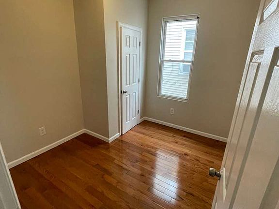 3rd image of 144 Alexander St Floor 1