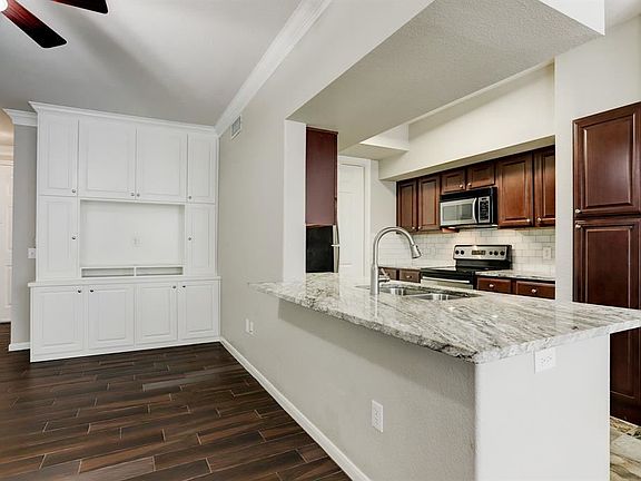 5th image of 7575 Kirby Dr APT 2115