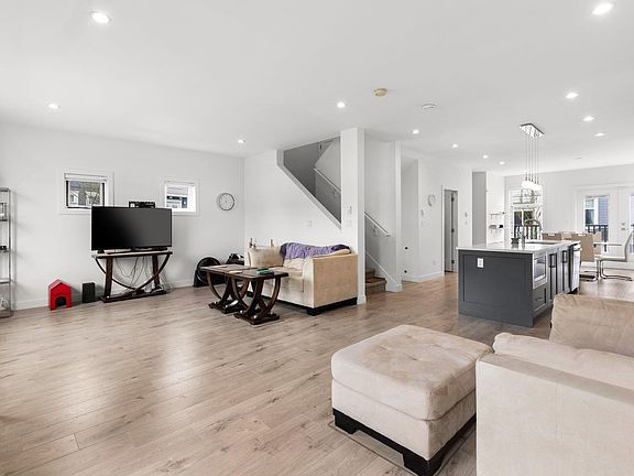 4th image of 7167 116th St #9