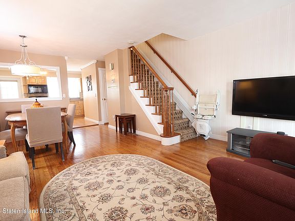 4th image of 22 Cloverdale Ave