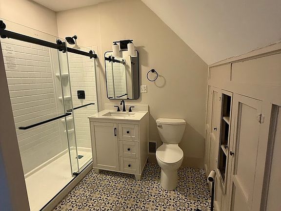 4th image of 418 Waukazoo Ave APT 5