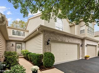16 Townsend Cir, Naperville, IL 60565