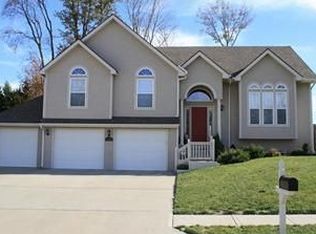18203 Rollins Dr, Smithville, MO 64089
