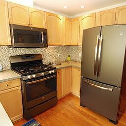 3rd image of 146 27th St #A