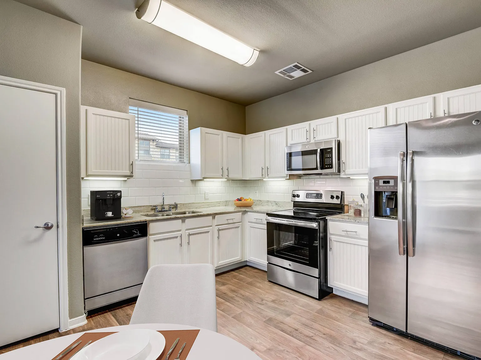 Gateway Oaks Apartments — Photo 4