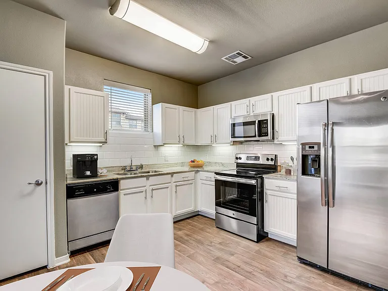 Gateway Oaks Apartments — Photo 4