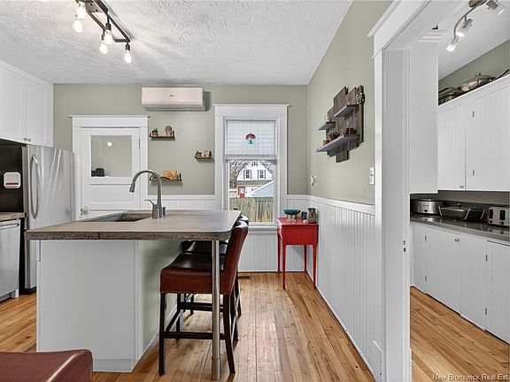 5th image of 425 Lutz St