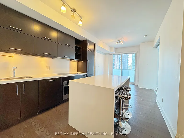 1080 Bay St #909 — Photo 2