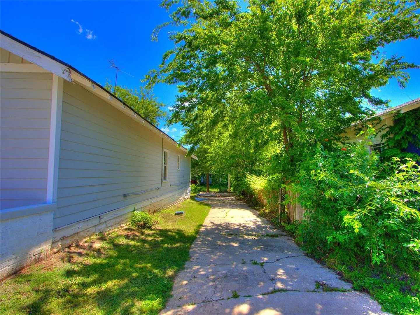 Charming Updated Bungalow in the Heart of Shawnee! — Photo 3