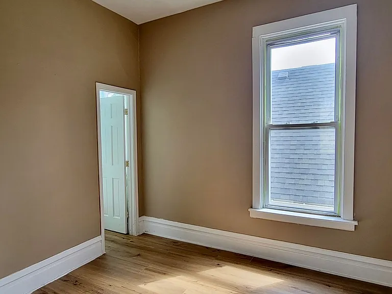 2155 N Kilbourn Ave — Photo 13