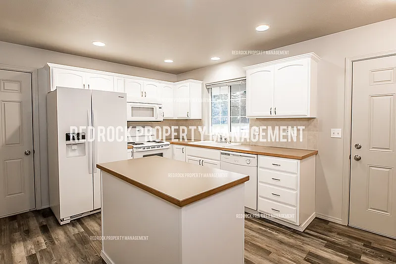 3 bed, 2.5 bath, 1412 sqft, $2,000 — Photo 2