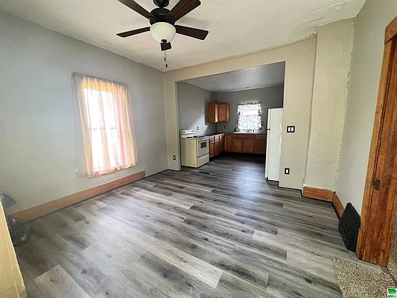 4th image of 304 Superior St