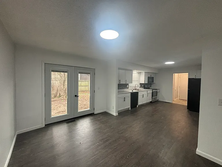 2310 Lindbergh Blvd — Photo 3
