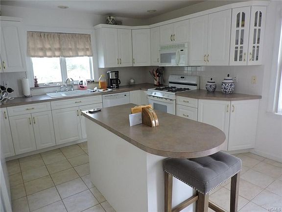 2nd image of 9 Lincoln Ave E