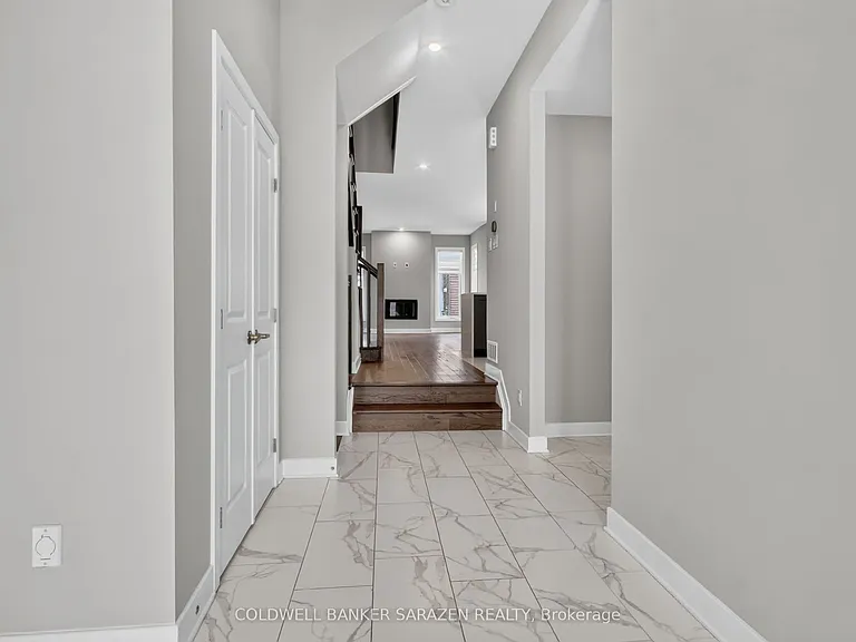 330 Whitham Cres — Photo 3