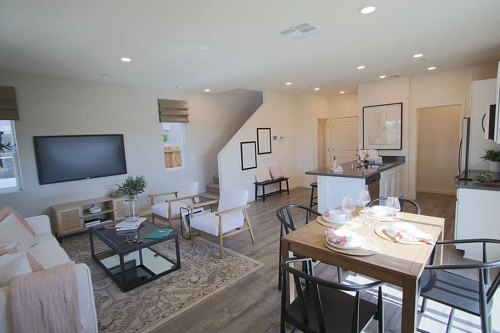 3 bed, 1387 sqft, $2,595 — Photo 3