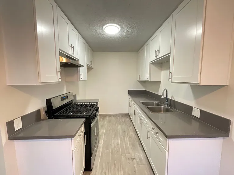 126 E Wilken Way — Photo 3