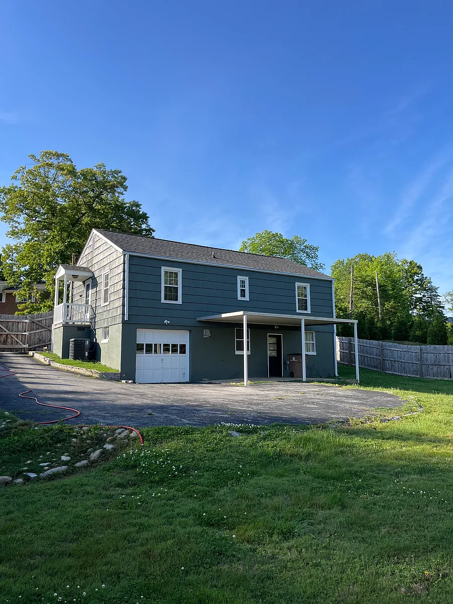 Building Photo - Colonial Cir