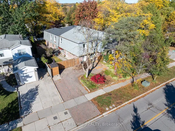 124 Springhead Gdns, Richmond Hill, ON L4C 5C4