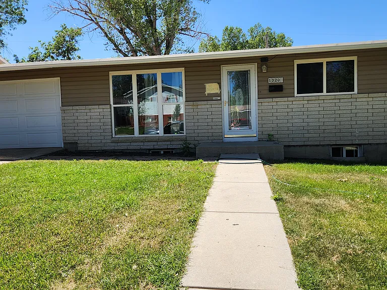 1320 Glenaire Dr — Photo 9