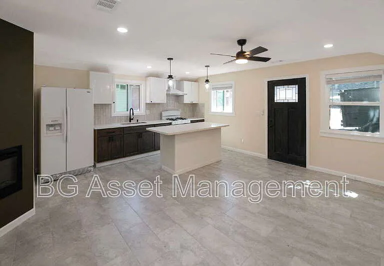2807 Sabral Cir — Photo 1