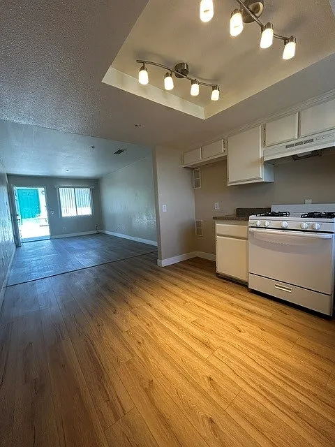 2 bed, 750 sqft, $1,900 — Photo 2