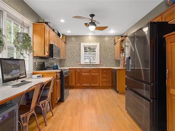 2nd image of 1722 Crescent Dr