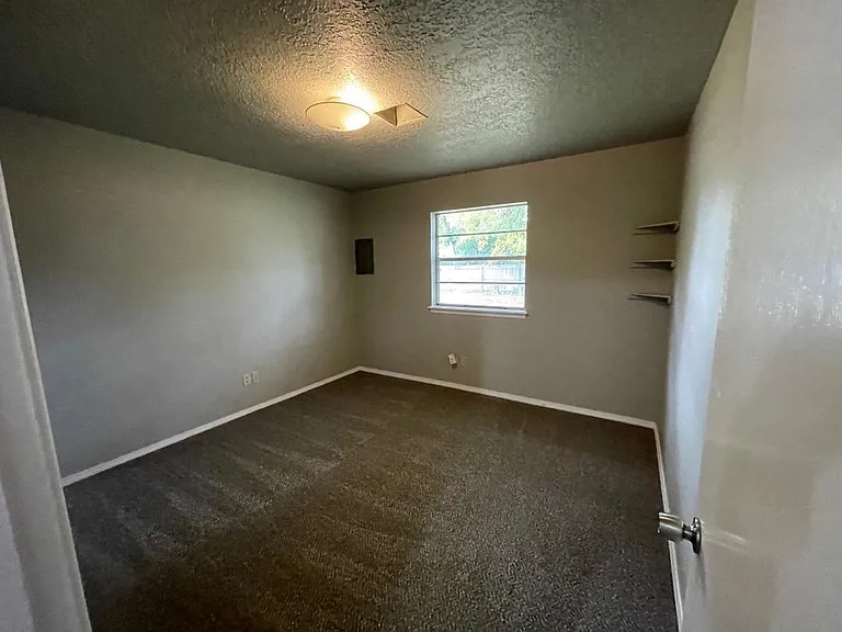 1402 Rebecca Ln — Photo 10