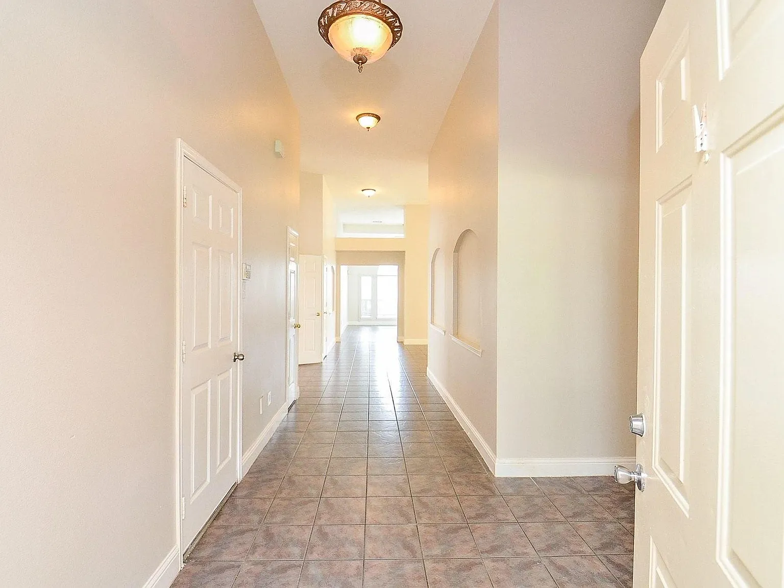 4 bed, 2.0 bath, 2343 sqft, $2,150 — Photo 4