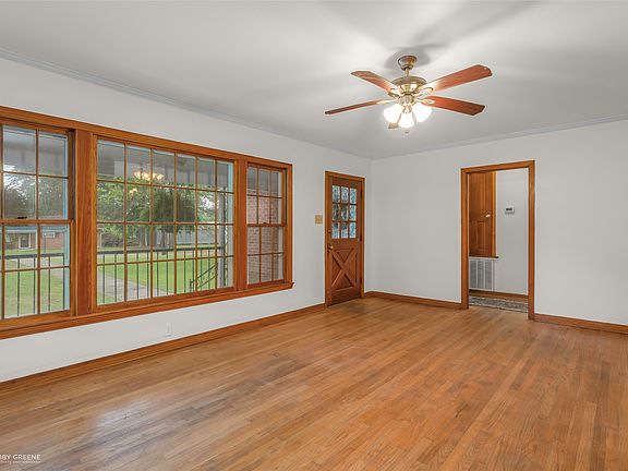 5th image of 307 Emerald Dr