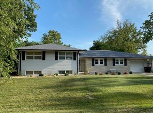 9 Orchard Dr, Charleston, IL 61920