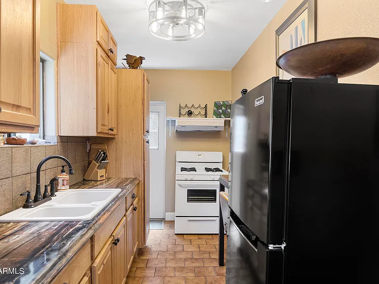 188 S Adonis Ave — Photo 13