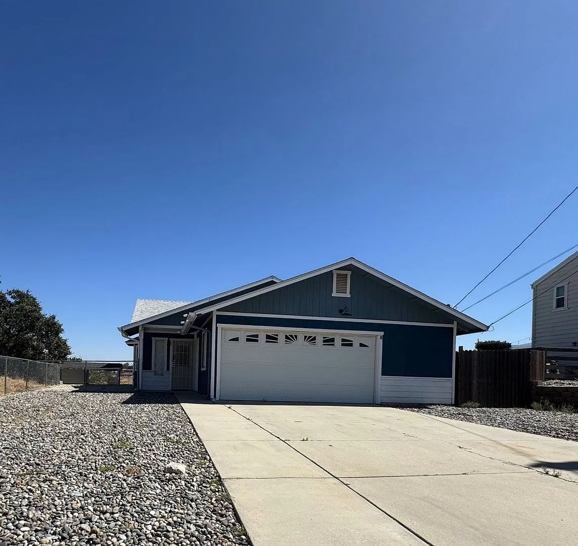 Ready Now! 3 Bedrooms - 2 Bathrooms With Fenced Backyard — Photo 1