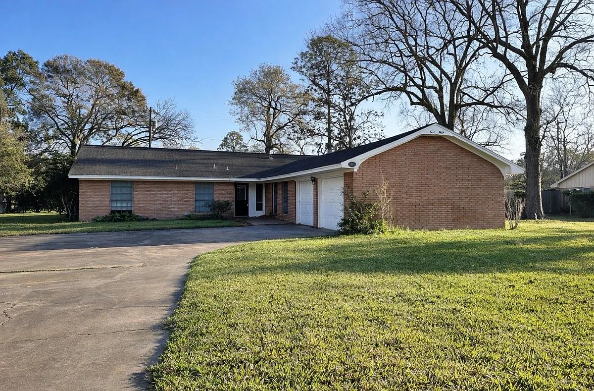 Building Photo - 205 E Crestmont Dr