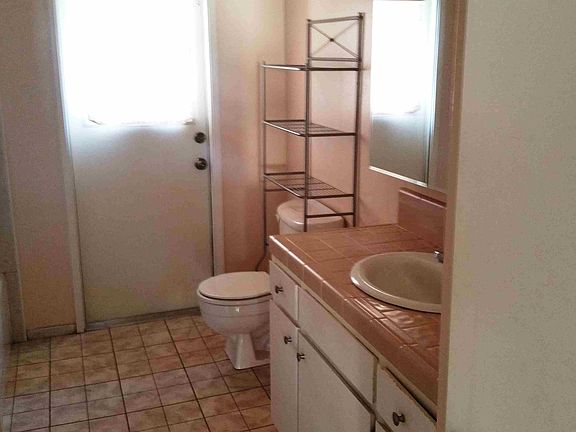 5th image of 800 Lakewood Dr